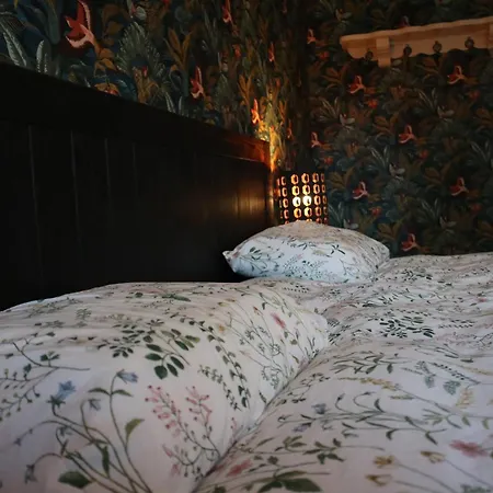 Les Volets Blancs Bed & Breakfast *