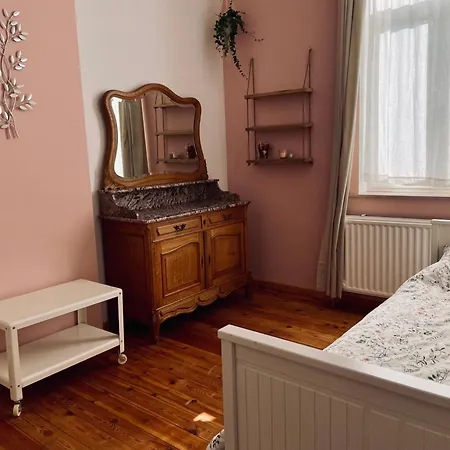 לינה וארוחת בוקר Les Volets Blancs *