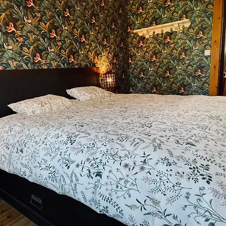 Les Volets Blancs Bed & Breakfast *