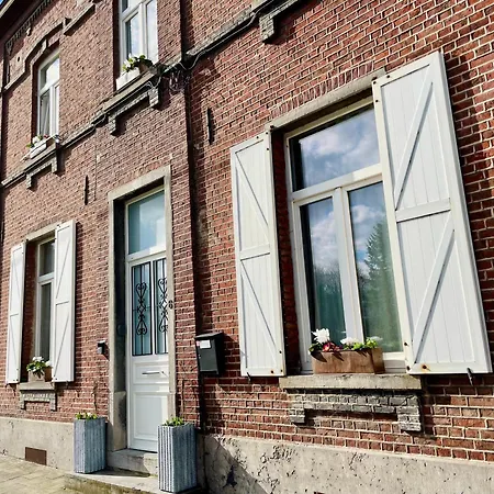 Les Volets Blancs Bed & Breakfast *